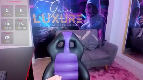 Lia online show from November 2025 03:01:01 PM