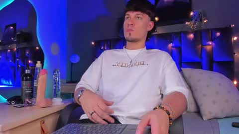 Liam Thunder online show from December 2025 07:54:02 PM