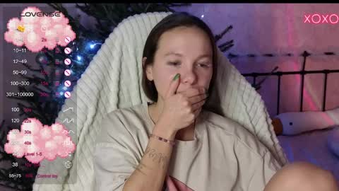 Snapshot of lil_luna_x chatting on December 2024 06:16:02 PM little moon online show from December 2024 06:16:02 PM