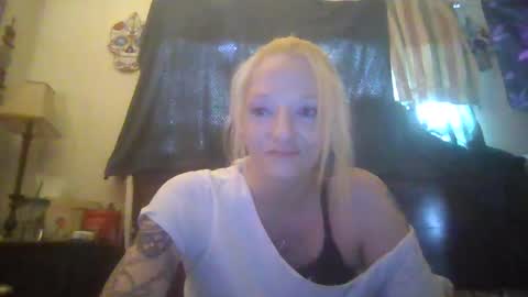 Snapshot of lilbit4u chatting on February 2025 09:42:02 PM lilbit4u online show from February 2025 09:42:02 PM