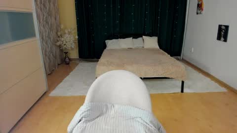 Snapshot of lilia_moons chatting on April 2026 03:02:01 PM Lilia online show from April 2026 03:02:01 PM