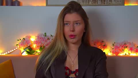 Mia online show from February 2025 12:43:01 PM