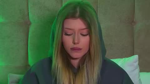 Mia online show from February 2025 04:26:02 PM