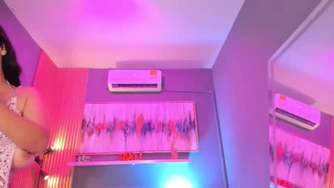 Snapshot of lilian_vergara chatting on February 2026 07:54:02 PM holis soy lily chang no olvides el pulgar arriba es muy importante para mi 3 independent model online show from February 2026 07:54:02 PM