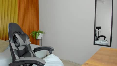 L I L I online show from November 2025 02:11:02 AM