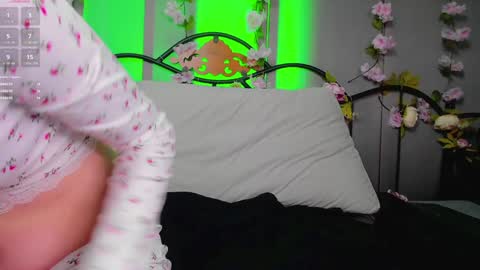 Snapshot of lilianslow chatting on January 2025 01:58:01 PM hi guys Im new here Im 18 years oldIve never had sex online show from January 2025 01:58:01 PM