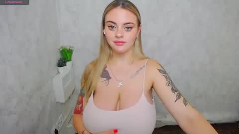 Snapshot of liliaterenzi_ chatting on July 2026 10:10:01 AM Lilia online show from July 2026 10:10:01 AM