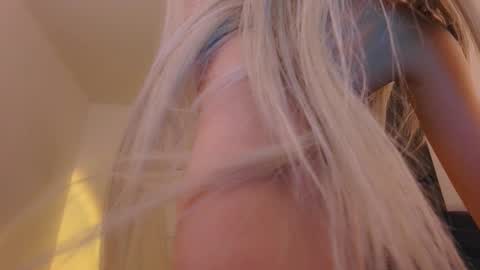 Lili online show from November 2025 10:40:01 PM