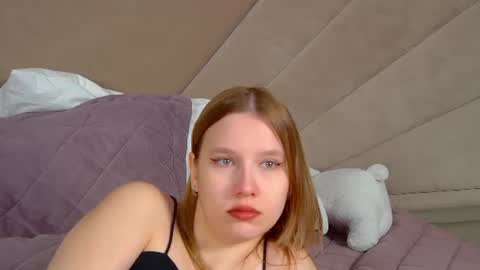 Snapshot of lililinn chatting on June 2026 05:05:01 AM LiliLinn online show from June 2026 05:05:01 AM