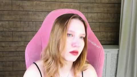 Snapshot of lililinn chatting on June 2026 04:28:01 AM LiliLinn online show from June 2026 04:28:01 AM