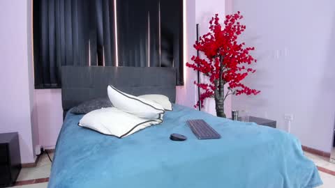 Snapshot of lilith_and_marcusblain chatting on January 2025 10:33:01 PM Lili Marcus online show from January 2025 10:33:01 PM