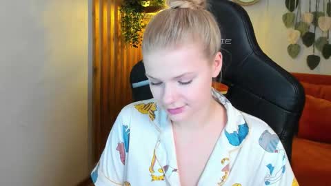 Snapshot of lilitrosen chatting on October 2025 06:08:02 PM lilitrosen online show from October 2025 06:08:02 PM