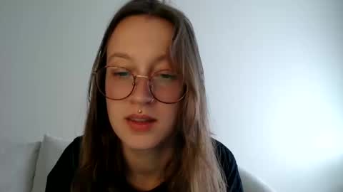 Snapshot of liljbby chatting on October 2025 07:14:02 PM Jay  please help me reach 50 thumbs up online show from October 2025 07:14:02 PM