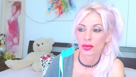 Lara online show from September 2025 08:14:01 PM