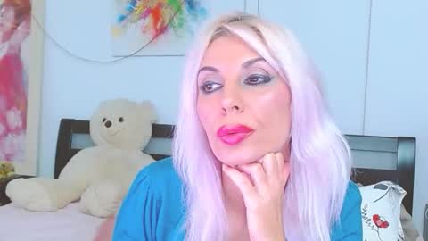 Lara online show from October 2025 07:03:01 PM