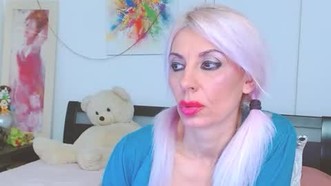 Lara online show from October 2025 06:02:01 PM