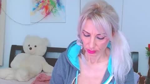 Lara online show from February 2026 10:53:01 PM