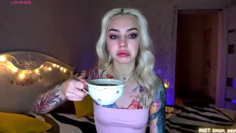 Snapshot of lillimooore chatting on June 2026 11:21:02 PM LilliMoore online show from June 2026 11:21:02 PM