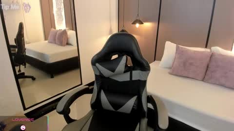 L I L L Y online show from November 2025 12:16:01 PM