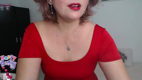 Snapshot of lilly_milf chatting on January 2025 01:44:02 PM Lilly online show from January 2025 01:44:02 PM