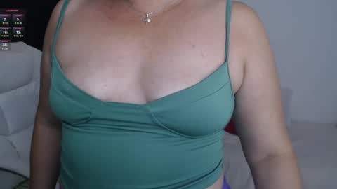 Snapshot of lilly_milf chatting on February 2025 10:55:01 PM Lilly online show from February 2025 10:55:01 PM