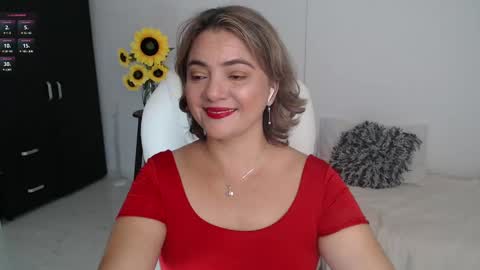 Snapshot of lilly_milf chatting on February 2025 01:32:01 PM Lilly online show from February 2025 01:32:01 PM