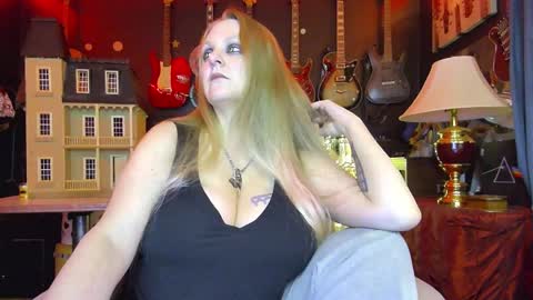 Snapshot of lillyth chatting on February 2025 06:19:01 AM Lillyth Eden online show from February 2025 06:19:01 AM