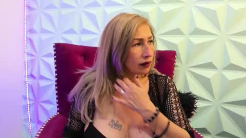 Lily Queen online show from September 2025 06:01:02 PM