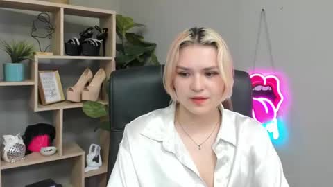 Snapshot of lilysweetxo chatting on July 2026 02:09:01 PM Lily online show from July 2026 02:09:01 PM