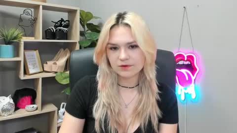 Snapshot of lilysweetxo chatting on July 2026 06:33:02 AM Lily online show from July 2026 06:33:02 AM
