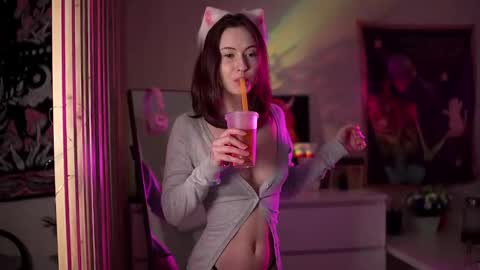 Snapshot of lina_n_kitty chatting on February 2026 04:13:02 AM Lina - online show from February 2026 04:13:02 AM
