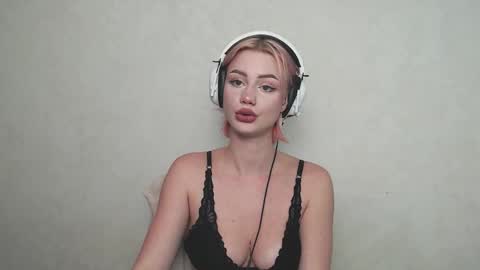 linacute52 online show from October 2025 11:09:01 AM