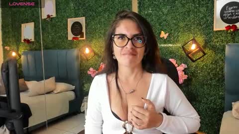 Lina  online show from October 2025 11:32:02 AM