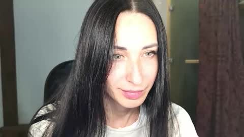 LinaLivee online show from November 2025 06:18:01 PM