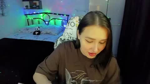 Lina online show from November 2025 08:43:01 PM