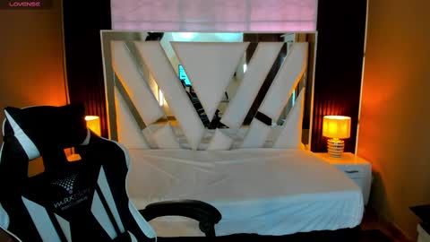  Linda  online show from October 2025 01:31:02 PM