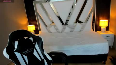  Linda  online show from November 2025 01:00:01 PM