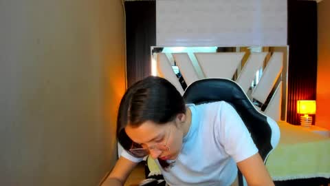 Snapshot of linda4petite chatting on April 2026 07:04:01 PM Linda online show from April 2026 07:04:01 PM