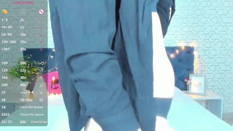 Snapshot of linda__bryant chatting on January 2025 12:28:01 AM Linda GMT2 Mon Tu Fri Sa Su 0300am-1000 am online show from January 2025 12:28:01 AM