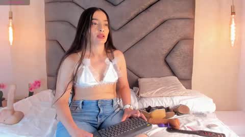 Linda Saenz online show from March 2025 06:12:01 PM