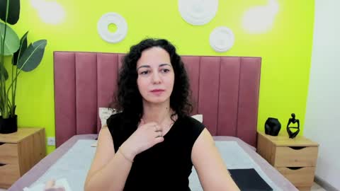 Snapshot of lindainsatiable chatting on April 2026 01:43:02 AM Linda online show from April 2026 01:43:02 AM