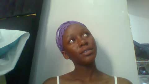 Snapshot of lindalovebird chatting on June 2026 12:52:02 PM lindalovebird online show from June 2026 12:52:02 PM