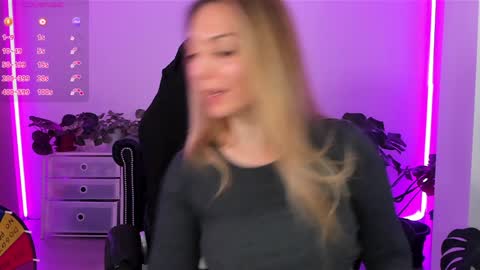 Linda  --  online show from December 2024 05:14:02 PM