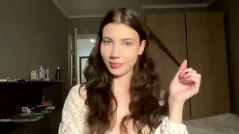 Snapshot of lindseysales chatting on April 2026 12:03:02 PM Linda online show from April 2026 12:03:02 PM