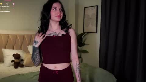 Snapshot of linhennes chatting on April 2026 01:45:01 AM Leana online show from April 2026 01:45:01 AM