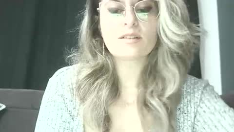 Snapshot of lionessmom chatting on October 2025 09:26:02 PM lionessmom online show from October 2025 09:26:02 PM