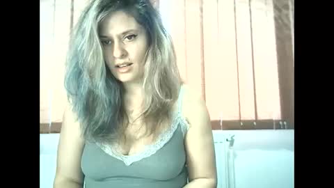 Snapshot of lionessmom chatting on November 2025 07:20:01 AM lionessmom online show from November 2025 07:20:01 AM