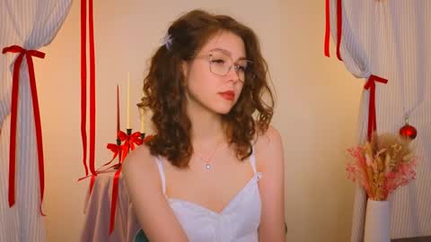 Snapshot of lisa_roses chatting on December 2024 01:47:02 AM Lisa online show from December 2024 01:47:02 AM