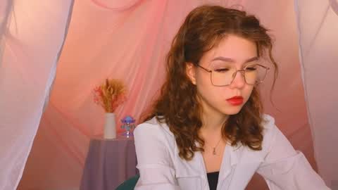 Snapshot of lisa_roses chatting on January 2025 02:32:01 AM Lisa online show from January 2025 02:32:01 AM