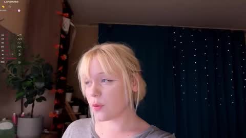 -Lisa- Help me to reach 100 thumbs up3 online show from November 2025 09:03:02 PM